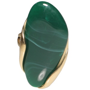 Bague en acier doré sertie d'une pierre de couleur verte. Taille ajustable.