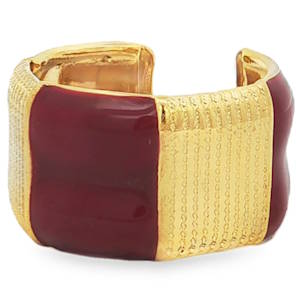 Bague bandeau en acier doré, une pièce de caractère. Son design audacieux marie textures et couleurs, offrant un contraste visuel saisissant. Parfaite pour ajouter une touche d'éclat à votre collection. Taille ajustable.