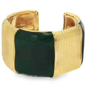 Bague bandeau moderne en acier doré, fusion d'élégance et de simplicité. Son design épuré, rehaussé de détails texturés, en fait un bijou polyvalent, parfait pour ajouter une touche de sophistication discrète à toute tenue. Un accessoire intemporel qui allie confort et style. Taille ajustable.