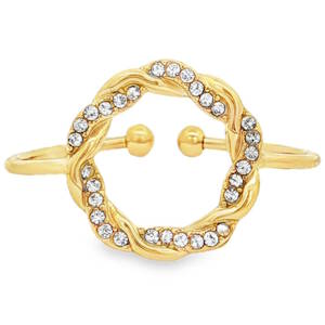 Sublime bague en acier doré, une alliance parfaite d'élégance et de modernité. Ce bijou captivant se distingue par son anneau délicat en acier doré, orné de strass incolores taille brillant, offrant un éclat exceptionnel. Une pièce unique qui rehaussera votre style avec une touche de luxe discret. Taille ajustable.