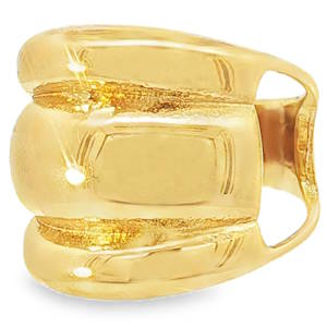 Découvrez cette bague bandeau en acier doré, une pièce audacieuse qui fusionne l'élégance classique avec une esthétique moderne. Sa conception sculpturale et ses finitions polies mettent en valeur l'éclat chaleureux du doré, créant un accessoire saisissant pour toute occasion. Ajoutez une touche de luxe raffiné à votre collection avec cette bague distinctive. Taille unique 56.