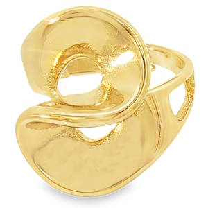 Bague sculpturale en acier doré, une pièce audacieuse qui enlace le doigt avec une élégance moderne. Son design unique capture la lumière et attire les regards, idéale pour celles qui cherchent à affirmer leur style avec originalité et raffinement. Une déclaration de mode distinctive. Taille ajustable.