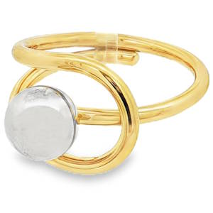 Cette bague audacieuse, confectionnée en acier doré éclatant, arbore un design contemporain unique. Une sphère en acier argenté polie crée un contraste saisissant avec la chaleur du doré. Son allure minimaliste et son esthétique moderne en font un bijou remarquable qui attire tous les regards. Taille unique 58.