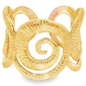 Anneau ouvert en acier doré, arborant un motif en spirale délicat et original. Cette bague de type bandeau, façonnée dans un or éclatant, offre un design aéré et moderne, parfait pour rehausser votre style avec une touche d'élégance discrète. Son motif graphique lui confère un caractère unique et raffiné. Taille ajustable.