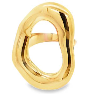 Arborez cette bague audacieuse en acier doré, une fusion parfaite de design contemporain et d'élégance intemporelle. Sa forme organique et sculpturale en fait un bijou unique, captivant tous les regards. Confectionnée avec un souci du détail exceptionnel, cette bague apportera une touche de sophistication à votre style. Taille ajustable.