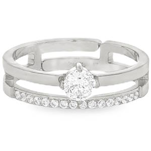 Affirmez votre style avec cette bague sophistiquée au design contemporain. Conçue en acier inoxydable de haute qualité, elle allie la durabilité d'un métal moderne à l'élégance intemporelle de la joaillerie fine. Cette bague se distingue par sa structure à double rangée parallèle, créant un effet de superposition très tendance. L'anneau supérieur présente une finition lisse et polie, mettant en majesté un somptueux cristal central taille brillant, maintenu par un serti à griffes discret. L'anneau inférieur est délicatement pavé d'une ligne de cristaux scintillants, apportant une touche de lumière continue et un contraste raffiné. Son design ouvert à l'arrière permet un ajustement léger pour un confort optimal tout au long de la journée.