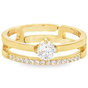 Affirmez votre style avec cette bague sophistiquée au design contemporain. Conçue en acier inoxydable de haute qualité, elle allie la durabilité d'un métal moderne à l'élégance intemporelle de la joaillerie fine. Cette bague se distingue par sa structure à double rangée parallèle, créant un effet de superposition très tendance. L'anneau supérieur présente une finition lisse et polie, mettant en majesté un somptueux cristal central taille brillant, maintenu par un serti à griffes discret. L'anneau inférieur est délicatement pavé d'une ligne de cristaux scintillants, apportant une touche de lumière continue et un contraste raffiné. Son design ouvert à l'arrière permet un ajustement léger pour un confort optimal tout au long de la journée.