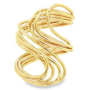 Cette bague en acier inoxydable (finition dorée) est une véritable pièce de créateur qui joue sur le volume et l’accumulation. Son design sculptural et moderne en fait un accessoire fort, idéal pour celles qui aiment les bijoux audacieux. Cette bague se distingue par son allure architecturale et organique. Elle est composée d’une multitude de fils d’acier entrelacés et superposés, créant un effet de mouvement fluide autour du doigt. Sa forme évasée et ajourée offre un style manchette de doigt très contemporain, couvrant une large partie de la phalange pour un impact visuel maximal.