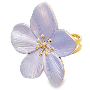 Cette bague captivante est une véritable célébration de la nature, alliant la robustesse de l'acier inoxydable à la finesse d'un design printanier. Elle se distingue par son volume généreux et son travail de texture remarquable. Une fleur majestueuse à cinq pétales, évoquant la délicatesse d'un cerisier. Chaque pétale présente des rainures subtiles qui imitent les nervures naturelles des fleurs. Les pétales arborent une teinte lilas nacrée avec des reflets irisés qui changent selon la lumière, apportant une touche de douceur et de modernité. Le cœur de la fleur est orné de pistils en relief au fini doré brillant, créant un contraste luxueux avec le pastel des pétales. Sa structure ajustable permet de l'adapter facilement à toutes les morphologies de doigts.