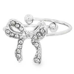 Apportez une touche de féminité et de raffinement à votre main avec cette bague délicate. Alliant la robustesse de l'acier à la finesse d'un design romantique, ce bijou est l'accessoire parfait pour sublimer vos tenues quotidiennes ou compléter une allure de soirée. Un magnifique nœud stylisé, symbole d'élégance et de lien, minutieusement travaillé. Le nœud est entièrement pavé de cristaux scintillants qui capturent la lumière à chaque mouvement. Sa structure ajustable permet de l'adapter facilement à toutes les morphologies de doigts.