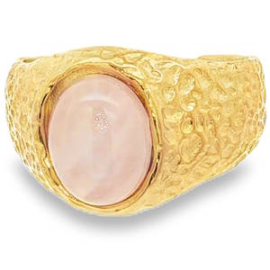 Cette bague sculpturale se distingue par son design organique et audacieux. Conçue en acier inoxydable de haute qualité, elle arbore une finition dorée à la texture martelée, rappelant l'aspect de l'or pépite ou des trésors antiques retrouvés. Un imposant cabochon ovale en poudre cristalline. Sa teinte rose poudré, à la fois tendre et laiteuse, offre un contraste saisissant avec l'éclat solaire de la monture. Sa structure ajustable permet de l'adapter facilement à toutes les morphologies de doigts.