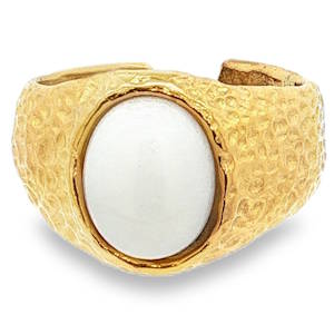 Cette bague sculpturale se distingue par son design organique et audacieux. Conçue en acier inoxydable de haute qualité, elle arbore une finition dorée à la texture martelée, rappelant l'aspect de l'or pépite ou des trésors antiques retrouvés. Au centre trône une magnifique opale blanche taillée en cabochon ovale. Sa surface lisse et bombée contraste magnifiquement avec l'aspect brut du métal. Sa structure ajustable permet de l'adapter facilement à toutes les morphologies de doigts.