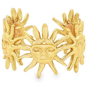 Cette bague est une pièce maîtresse au style affirmé, alliant symbolisme solaire et esthétique bohème-chic. Cette bague bandeau se distingue par son motif répétitif de soleils stylisés. Chaque astre est finement travaillé avec un visage aux traits sereins, entouré de rayons irréguliers qui apportent une texture organique et dynamique. Sa structure ajustable permet de l'adapter facilement à toutes les morphologies de doigts.