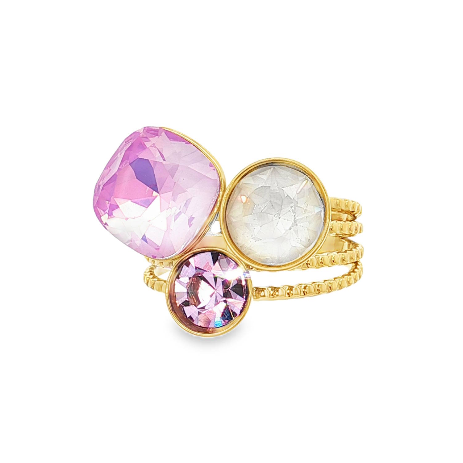 Cette bague est une pièce audacieuse et moderne qui joue sur l'accumulation et le contraste des formes.<br/>Cette bague en acier inoxydable doré se distingue par son design asymétrique et contemporain. Elle se compose de plusieurs anneaux fins texturés qui se rejoignent pour former un plateau serti de trois pierres éclatantes.<br/>Un grand cristal de forme coussin (carré arrondi) dans une nuance de rose lavande délicate. Ses facettes captent la lumière pour offrir des reflets violets et rosés.<br/>Un cristal rond de taille moyenne, d'un cristal clair, apportant une touche de pureté et de lumière neutre.<br/>Un troisième cristal rond, plus petit, d'un rose soutenu, qui vient parfaire l'équilibre chromatique de l'ensemble.<br/>Anneau ajustable (ouvert à l'arrière) pour s'adapter parfaitement à toutes les morphologies de doigts. Solitaire Adolescent Adulte Eté Femme Fille Printemps Cette bague est une pièce audacieuse et moderne qui joue sur l'accumulation et le contraste des formes.<br/>Cette bague en acier inoxydable doré se distingue par son design asymétrique et contemporain. Elle se compose de plusieurs anneaux fins texturés qui se rejoignent pour former un plateau serti de trois pierres éclatantes.<br/>Un grand cristal de forme coussin (carré arrondi) dans une nuance de rose lavande délicate. Ses facettes captent la lumière pour offrir des reflets violets et rosés.<br/>Un cristal rond de taille moyenne, d'un cristal clair, apportant une touche de pureté et de lumière neutre.<br/>Un troisième cristal rond, plus petit, d'un rose soutenu, qui vient parfaire l'équilibre chromatique de l'ensemble.<br/>Anneau ajustable (ouvert à l'arrière) pour s'adapter parfaitement à toutes les morphologies de doigts. Solitaire Adolescent Adulte Eté Femme Fille Printemps