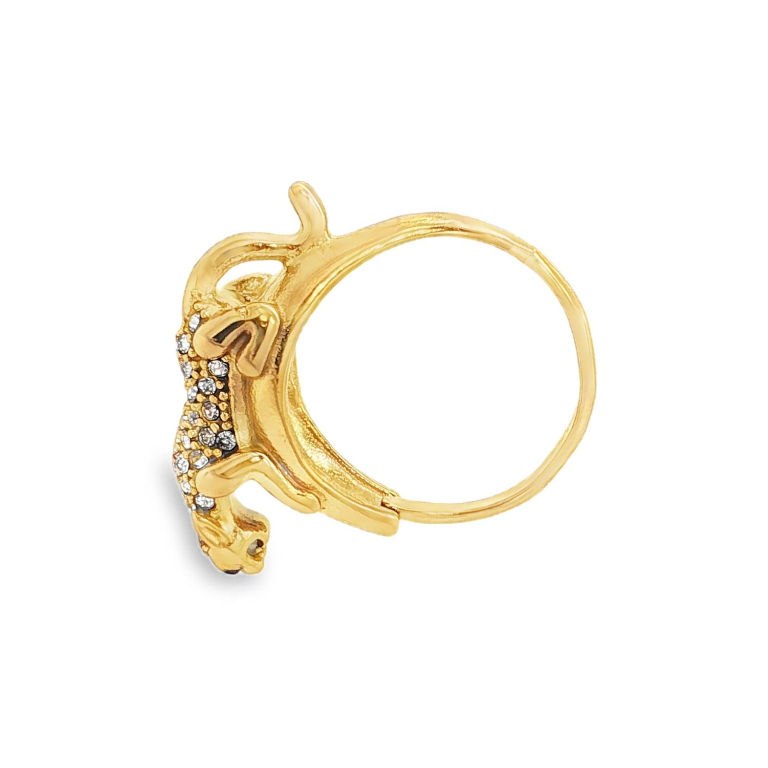 Cette bague audacieuse et sculpturale met en scène un félin majestueux, capturé dans une posture dynamique qui épouse la forme du doigt. C'est un bijou de caractère qui allie le symbolisme de la force sauvage à l'éclat de la joaillerie moderne.<br/>La bague représente une panthère (ou un léopard) aux lignes fluides. Le corps de l'animal est minutieusement travaillé pour donner une impression de mouvement.<br/>Le dos du félin est entièrement pavé de cristaux scintillants, créant un contraste lumineux avec la finition dorée.<br/>Les yeux sont marqués par de petits cristaux noirs profonds, apportant une touche de réalisme et de mystère au regard de l'animal. Léopard Strass Tigre Adolescent Adulte Animaux Femme Fille Indémodable Nature Cette bague audacieuse et sculpturale met en scène un félin majestueux, capturé dans une posture dynamique qui épouse la forme du doigt. C'est un bijou de caractère qui allie le symbolisme de la force sauvage à l'éclat de la joaillerie moderne.<br/>La bague représente une panthère (ou un léopard) aux lignes fluides. Le corps de l'animal est minutieusement travaillé pour donner une impression de mouvement.<br/>Le dos du félin est entièrement pavé de cristaux scintillants, créant un contraste lumineux avec la finition dorée.<br/>Les yeux sont marqués par de petits cristaux noirs profonds, apportant une touche de réalisme et de mystère au regard de l'animal. Léopard Strass Tigre Adolescent Adulte Animaux Femme Fille Indémodable Nature