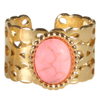 Bague aux motifs ajourés en acier doré surmontée d'une pierre de couleur rose sertie clos de forme ovale. Taille ajustable.
