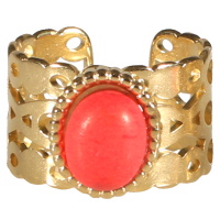 Bague aux motifs ajourés en acier doré surmontée d'une pierre de couleur rouge sertie clos de forme ovale. Taille ajustable.