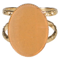 Bague de forme ovale en acier doré surmontée d'une véritable pierre de soleil. Taille ajustable.