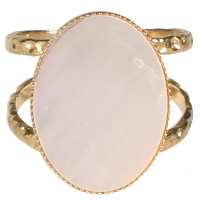 Bague de forme ovale en acier doré surmontée d'une véritable nacre. Taille ajustable.
