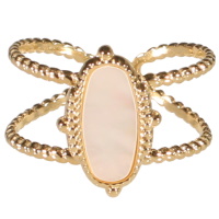 Bague en acier doré surmontée d'une véritable nacre. Taille ajustable.