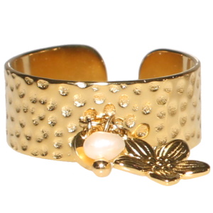 Bague martelée avec un pendant en forme de fleur en acier doré et une perle d'imitation. Taille ajustable.