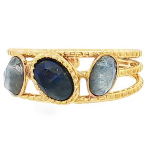 Cette bague multis pierres en acier doré est ornée de pierres bleues taillées en cabochon ovale. Le design unique de la bague met en valeur l'éclat chaleureux du doré et la profondeur du bleu. Un bijou sophistiqué qui ajoutera une touche d'élégance à votre collection. Taille ajustable.