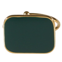 Bague en acier doré surmontée d'une pastille de forme rectangulaire pavée d'émail de couleur vert. Taille ajustable.