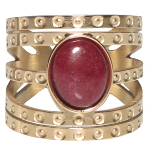 Bague multi rangs en acier doré surmontée d'un cabochon de forme ovale de couleur rouge. Taille ajustable.