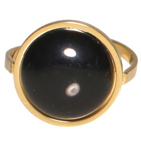 Bague en acier doré surmontée d'un cabochon de couleur noire. Taille ajustable.