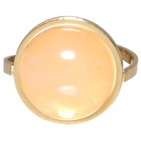 Bague en acier doré surmontée d'un cabochon de couleur blanc. Taille ajustable.