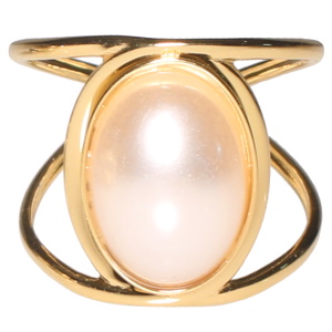 Bague en acier doré surmontée d'une perle d'imitation sertie clos de forme ovale. Taille ajustable.