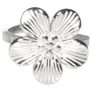 Bague en forme de fleur en acier argenté. Taille ajustable.