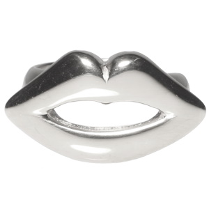 Bague en forme de bouche en acier argenté. Taille ajustable.