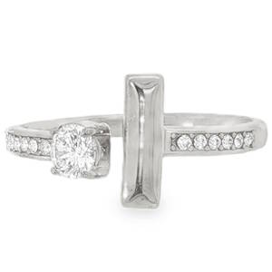 Cette bague en acier argenté est ornée d'un éclatant cristal de taille brillant, capturant la lumière à chaque mouvement.  Sa conception unique et moderne en fait un bijou distinctif, idéal pour celles qui recherchent une élégance affirmée. Un symbole de sophistication à porter au quotidien. Taille ajustable.