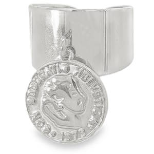 Bague bandeau en acier argenté, un bijou audacieux et moderne. Confectionnée avec une finition polie, cette bague est ornée d'une pièce de monnaie suspendue, ajoutant une touche historique. Idéale pour ceux qui apprécient l'élégance avec une touche d'originalité. Un accessoire distinctif pour sublimer votre style. Taille ajustable.