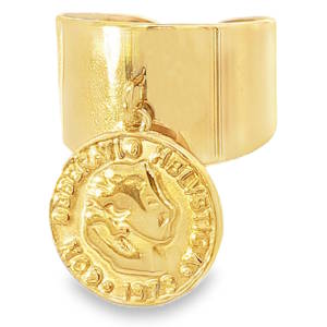 Bague bandeau en acier doré, un bijou audacieux et moderne. Confectionnée avec une finition polie, cette bague est ornée d'une pièce de monnaie suspendue, ajoutant une touche historique. Idéale pour ceux qui apprécient l'élégance avec une touche d'originalité. Un accessoire distinctif pour sublimer votre style. Taille ajustable.