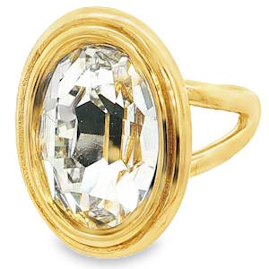 Affirmez votre style avec cette bague magistrale qui allie la robustesse de l'acier à l'élégance intemporelle d'une pierre facettée. Ce bijou captivant est conçu pour celles qui recherchent une pièce forte, capable d'illuminer n'importe quelle tenue. Elle arbore un imposant cristal facetté transparent de forme ovale. La taille du cristal permet de capturer et de refléter intensément la lumière, créant des éclats brillants à chaque mouvement. La bague dispose d'un corps ajustable (ouvert à l'arrière), permettant de l'adapter parfaitement à toutes les morphologies de doigts.