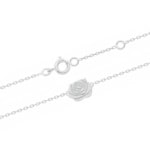 Bracelet avec rose en argent 925/000 rhodié. Fermoir anneau ressort avec anneaux de rappel à 15.5 et 17.5 cm.