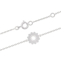 Bracelet composé d'une chaîne et d'un médaillon au motif de fleur en argent 925/000 rhodié. Fermoir anneau de ressort avec anneaux de rappel à 15 et 17 cm.