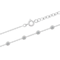 Bracelet composé d'une chaîne en argent 925/000 rhodié et de cinq oxydes de zirconium blancs sertis clos. Fermoir anneau ressort avec 3 cm de rallonge.