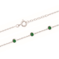 Bracelet composé d'une chaîne en argent 925/000 rhodié et de cinq oxydes de zirconium de couleur vert sertis clos. Fermoir anneau ressort avec 3 cm de rallonge.