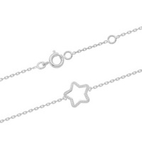 Bracelet composé d'une chaîne et d'une étoile ajourée en argent 925/000 rhodié. Fermoir anneau ressort avec anneaux de rappel à 15 et 17 cm.
