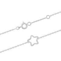 Bracelet composé d'une chaîne et d'une étoile ajourée en argent 925/000 rhodié. Fermoir anneau ressort avec anneaux de rappel à 15 et 17 cm.
