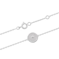Bracelet composé d'une chaîne en argent 925/000 rhodié et d'une pastille avec rayons surmontée d'un oxyde de zirconium blanc. Fermoir anneau de ressort avec anneaux de rappel à 15 et 17 cm.