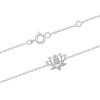 Bracelet composé d'une chaîne en argent 925/000 rhodié et d'une fleur de lotus pavée en partie d'oxydes de zirconium blancs. Fermoir anneau de ressort avec anneaux de rappel à 15,5 et 17,5 cm.