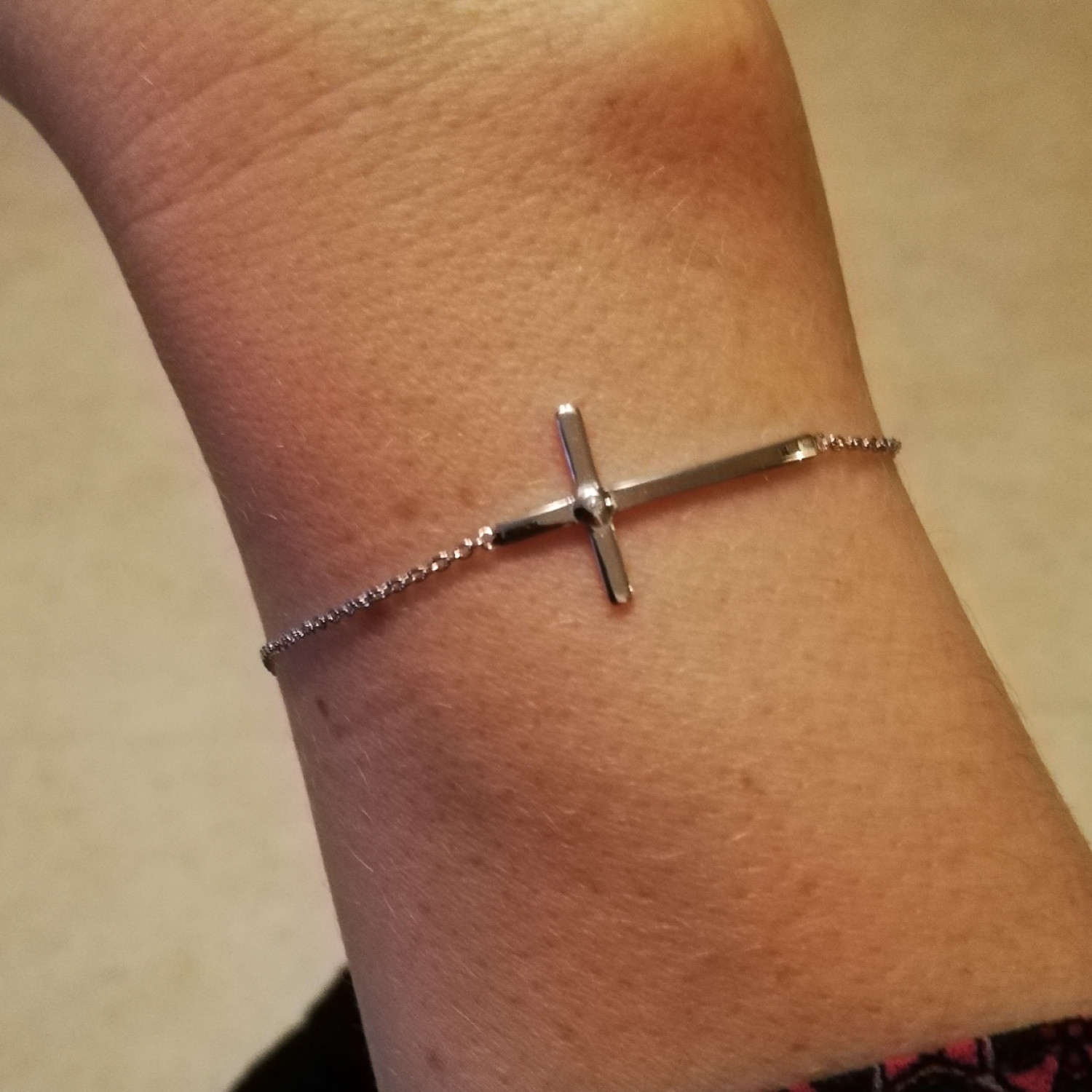 Bracelet croix en argent 925/000 rhodié réhaussé d'un oxyde de zirconium rond serti. Croix  Adolescent Adulte Femme Fille Indémodable Religion 