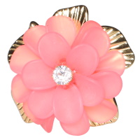 Bague en forme de fleur en acier doré et pétales en matière synthétique de couleur rose surmontée d'un cristal serti 6 griffes. Taille ajustable.