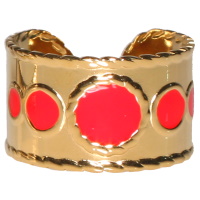 Bague en acier doré pavée de cinq pavages ronds d'émail de couleur rouge. Taille ajustable.