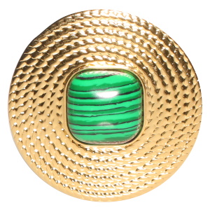 Bague pastille ronde tressée en acier doré surmontée d'un cabochon de forme carré en véritable pierre de malachite. Taille ajustable.