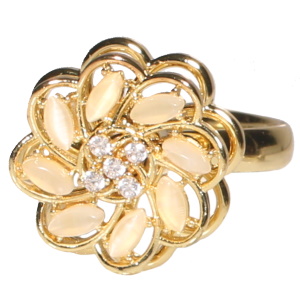 Bague en acier doré surmontée d'une fleur spirale rotative sertie de strass et de cristaux. Bague anti stress avec un objet rotatif pour soulager l'anxiété et le stress. Taille ajustable.